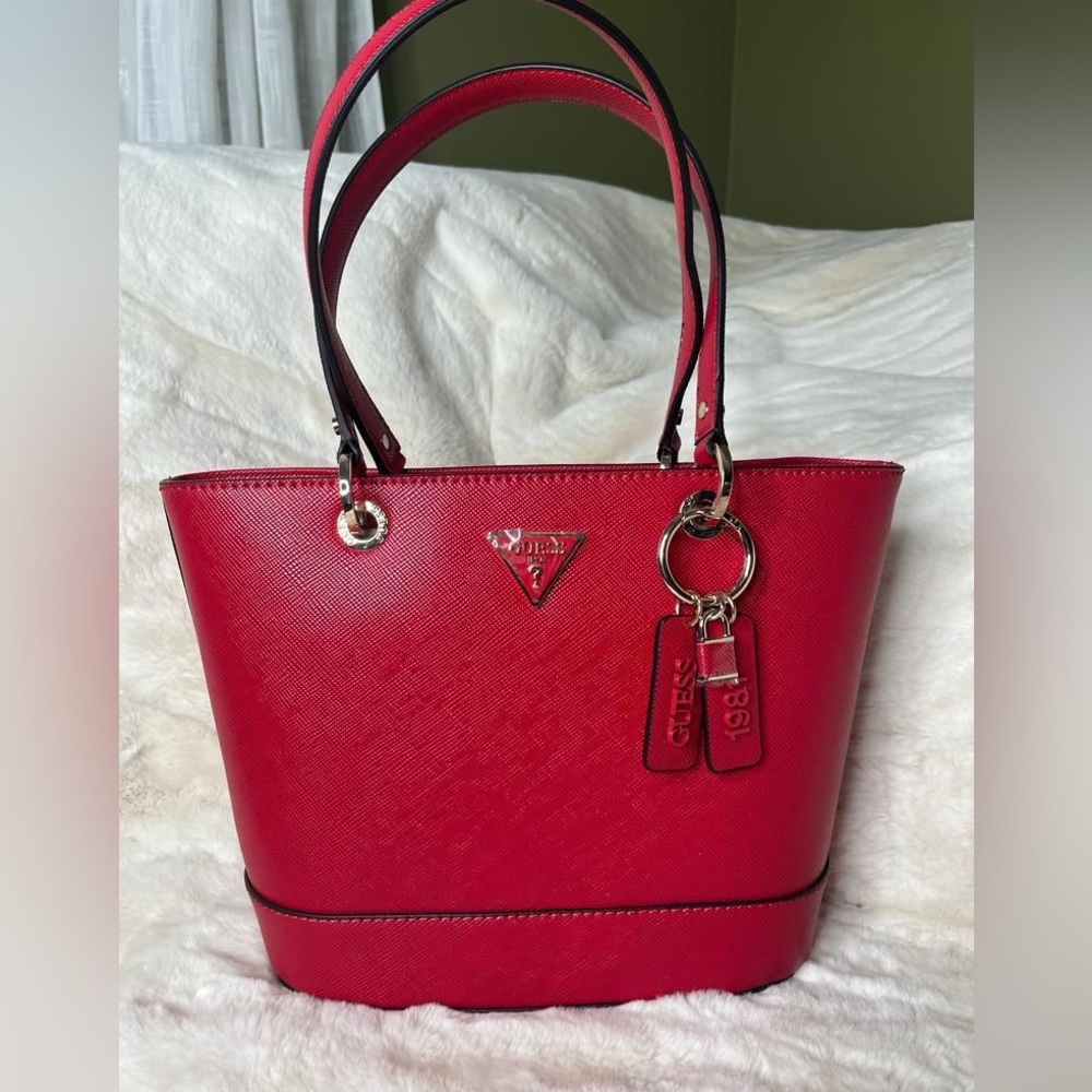 Beautiful and authentic Guess bag🤩
